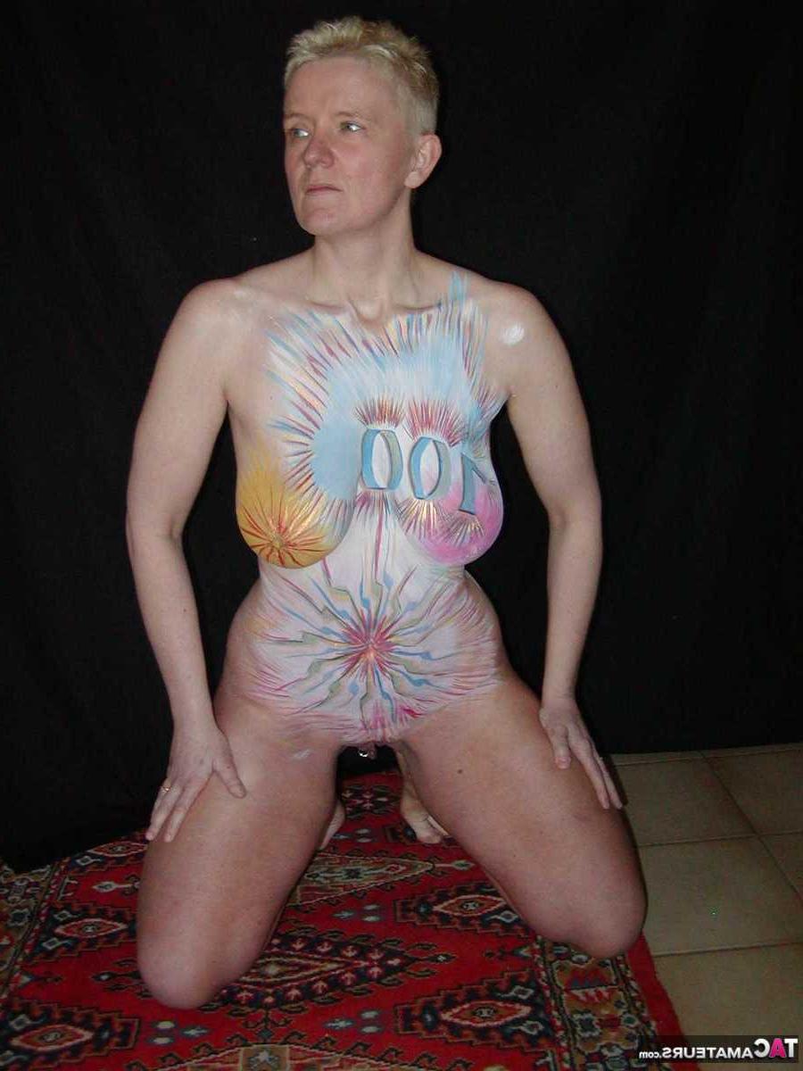16P Tiffany Pearl, femme plus âgée aux cheveux blonds courts, pose nue avec de la peinture corporelle.