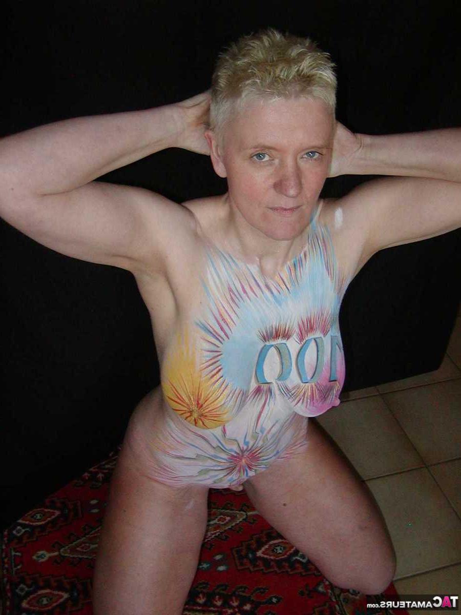 16P Tiffany Pearl, femme plus âgée aux cheveux blonds courts, pose nue avec de la peinture corporelle.