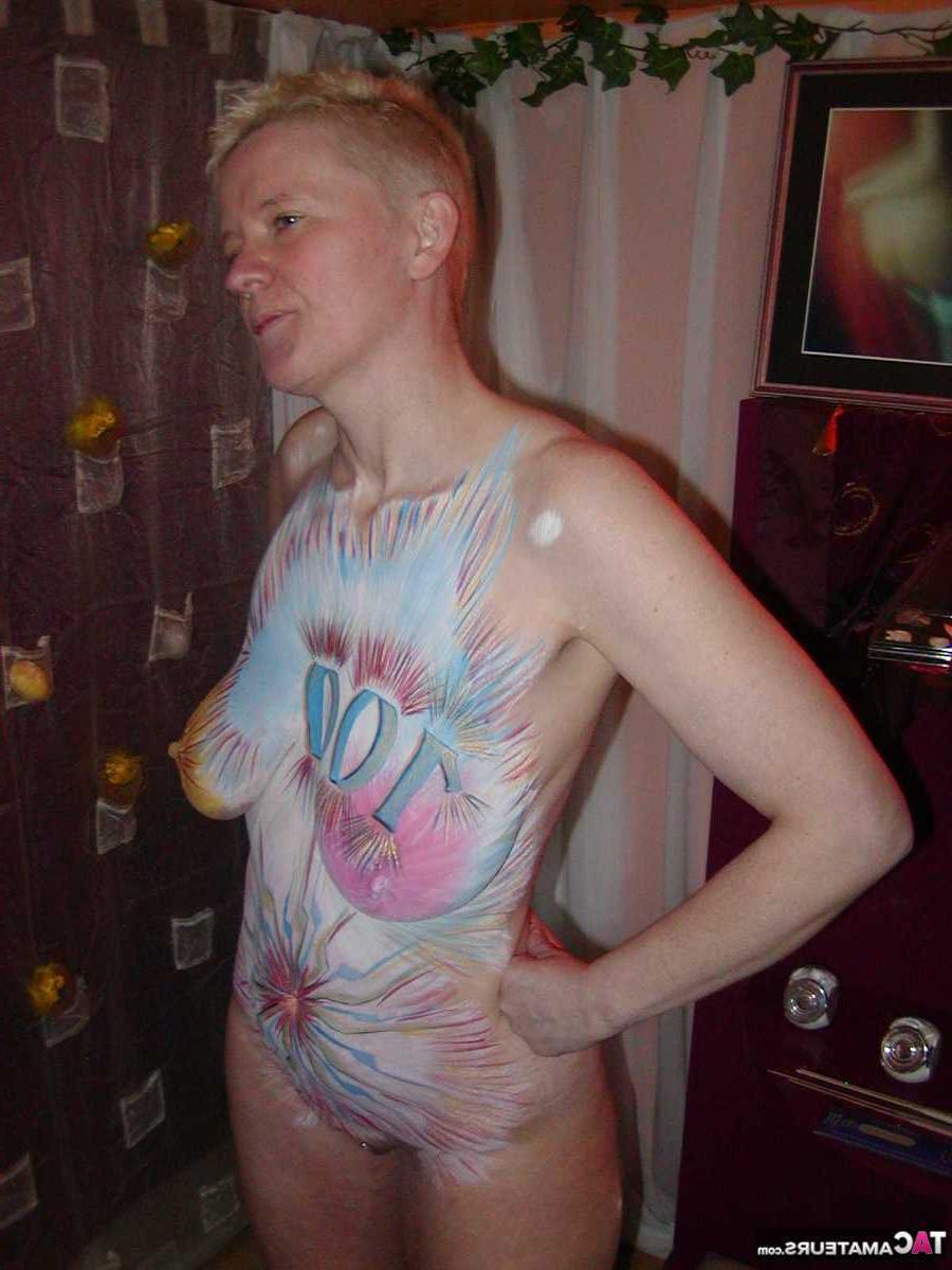16P Tiffany Pearl, femme plus âgée aux cheveux blonds courts, pose nue avec de la peinture corporelle.