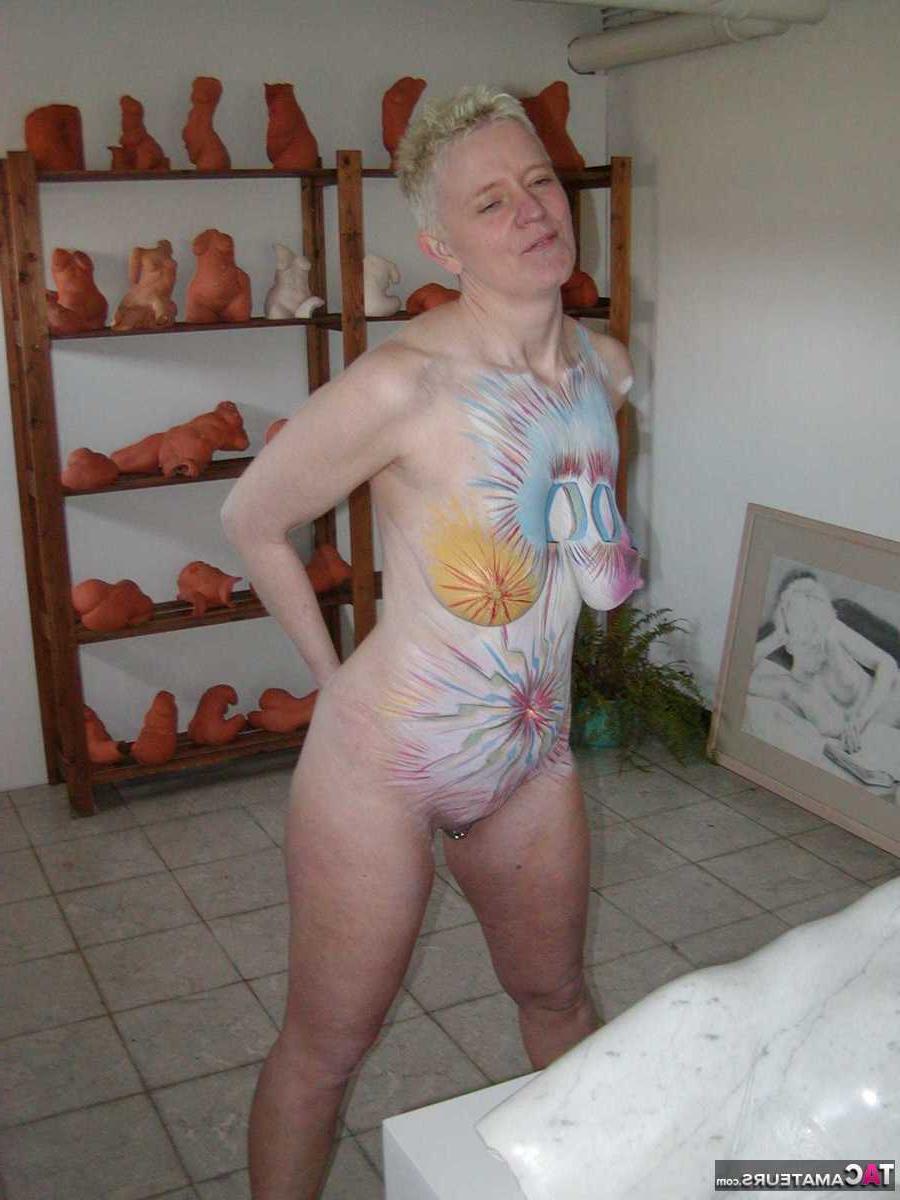 16P Tiffany Pearl, femme plus âgée aux cheveux blonds courts, pose nue avec de la peinture corporelle.