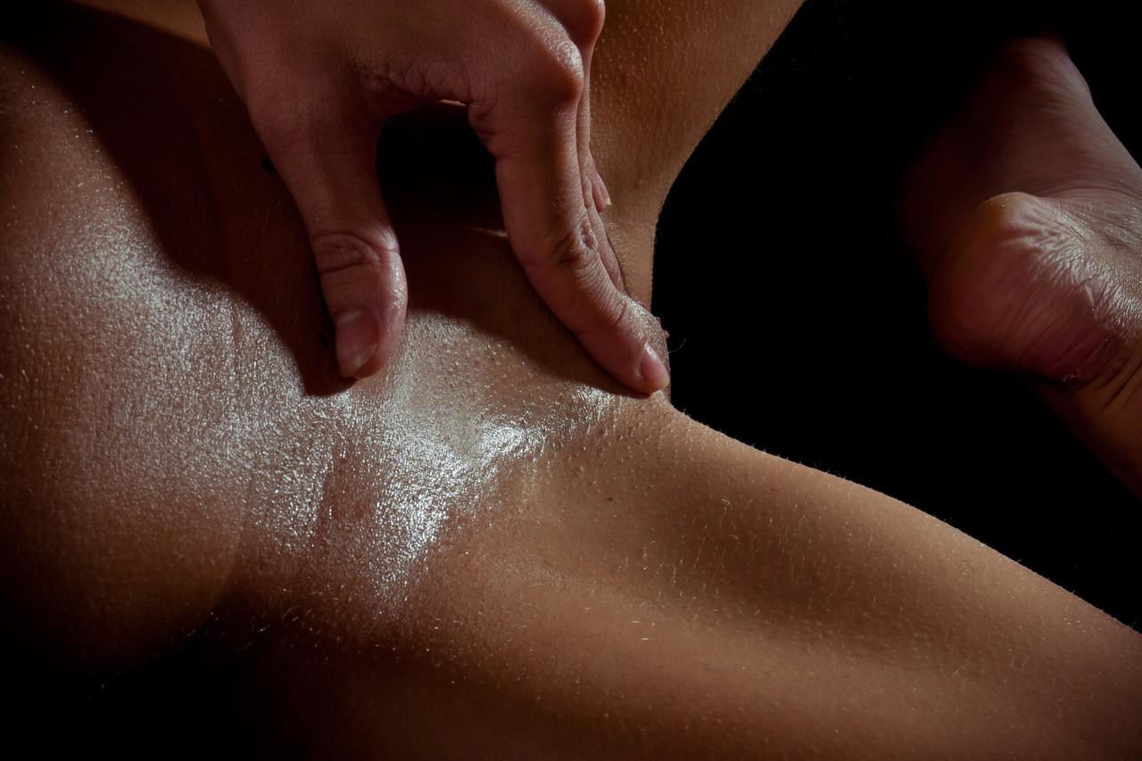 18P Mulher excitada com cabelos loiros, dedos molhados na buceta enquanto seu corpo suado brilha