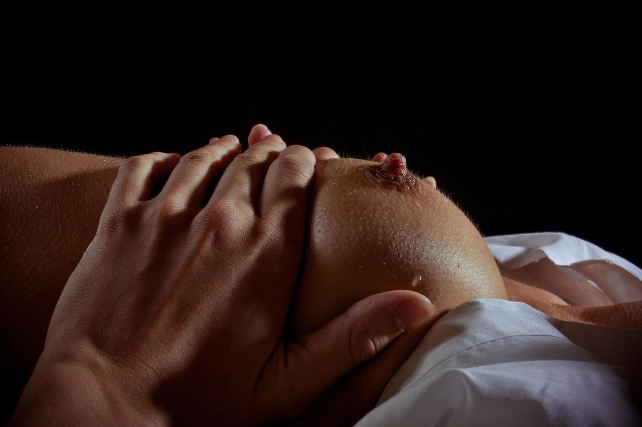 18P Mulher excitada com cabelos loiros, dedos molhados na buceta enquanto seu corpo suado brilha