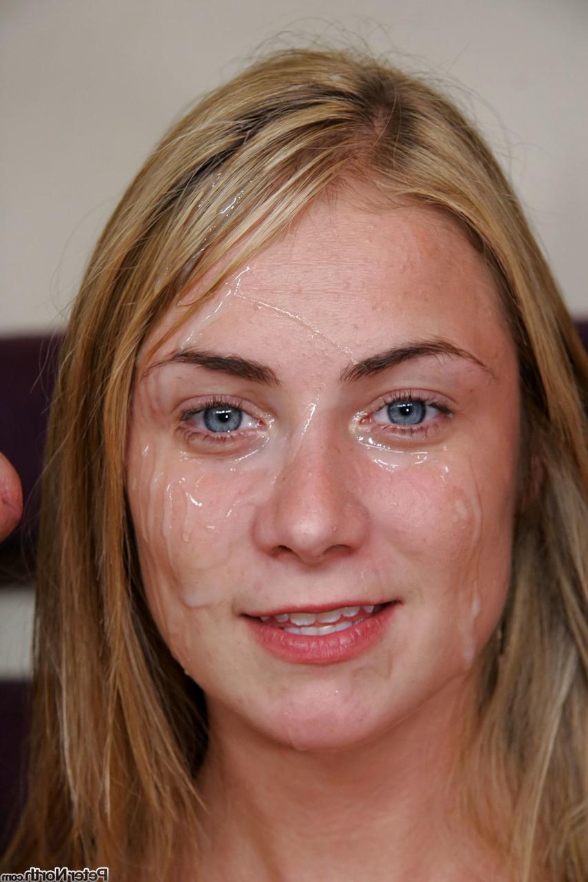 16P Petite blonde aux yeux bleus enlève sa lingerie avant de sucer 2 bites à la fois