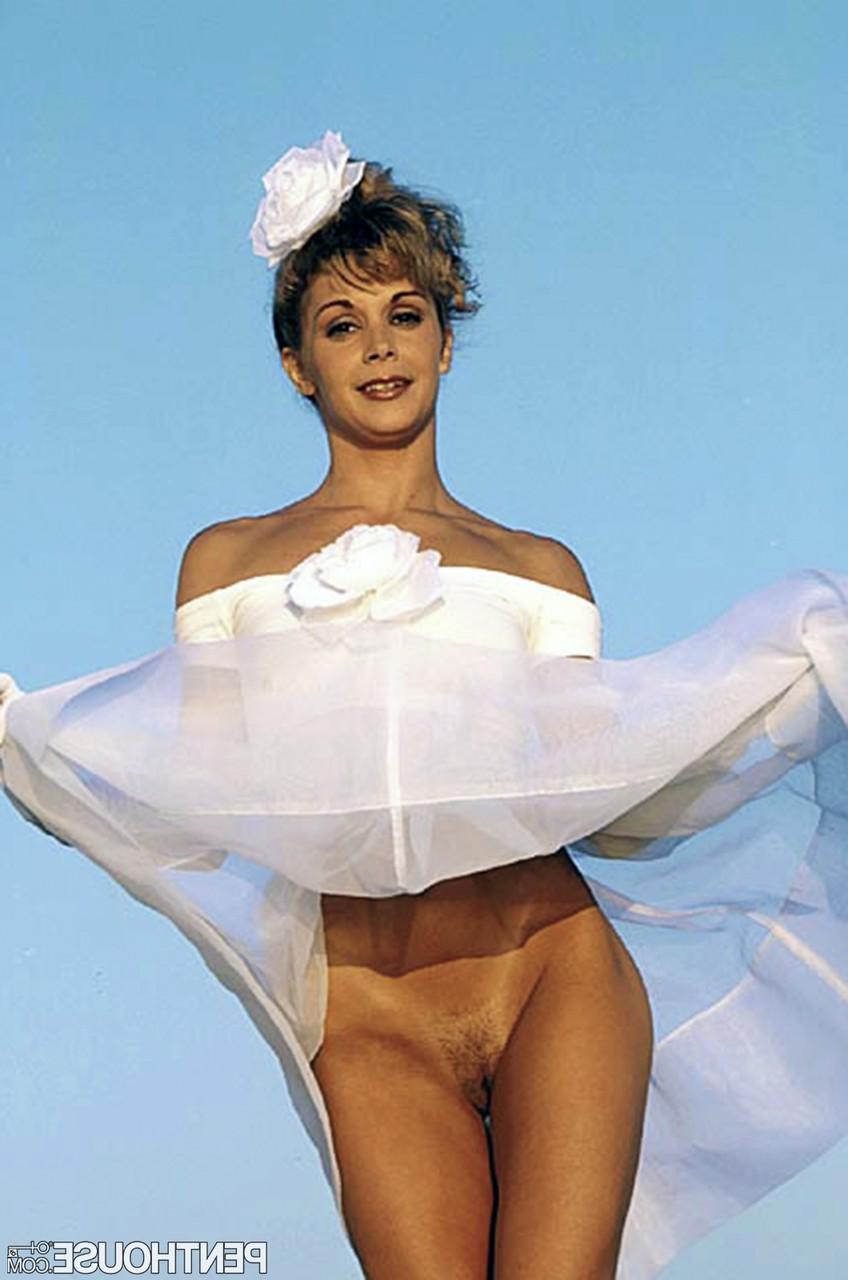 20P A loira vintage Mikki Brenner expõe sua bunda gostosa e faz poses