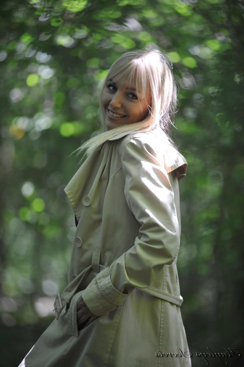 12P A loira gostosa Hayley Marie Coppin perde seus lindos peitos enquanto está na floresta