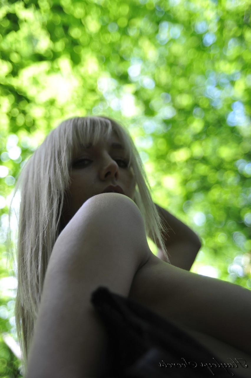 12P A loira gostosa Hayley Marie Coppin perde seus lindos peitos enquanto está na floresta