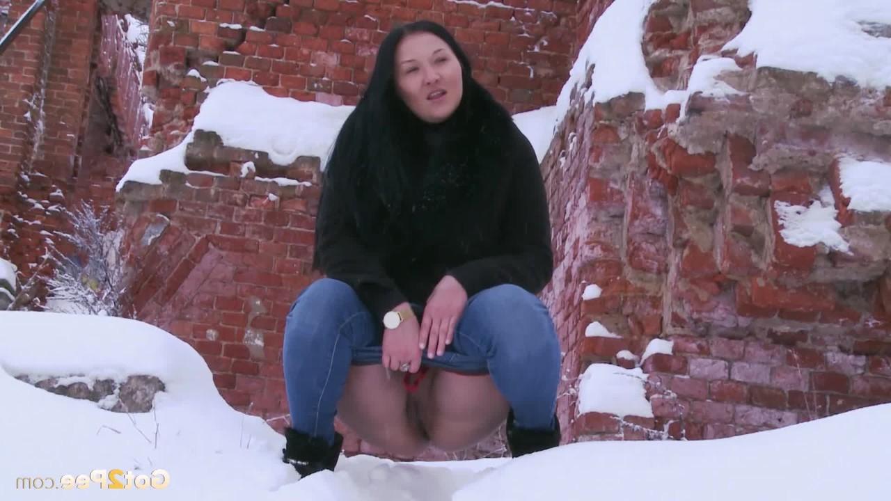 15P A garota de cabelos escuros Dasha mija muito em chão nevado