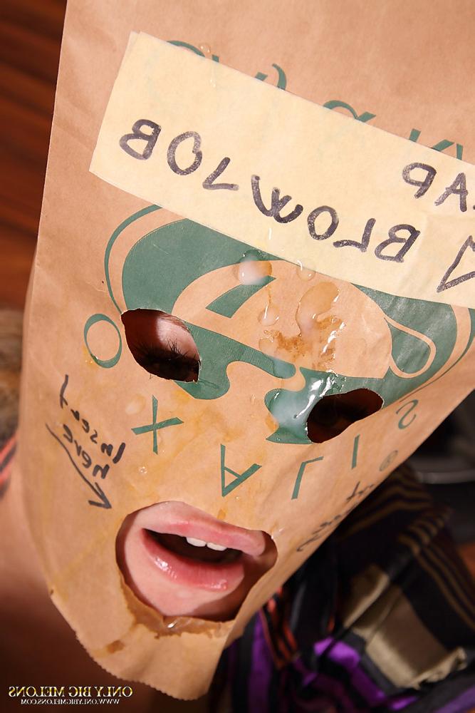 15P Mujer caucásica hace una mamada con una bolsa de papel en la cabeza