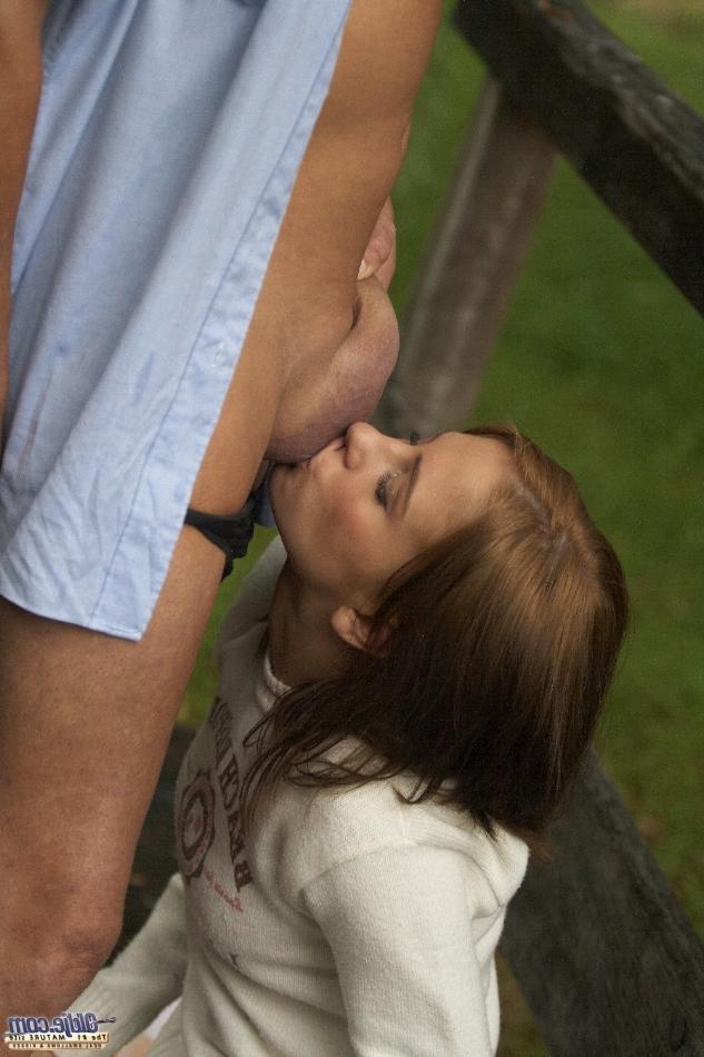 16P La pequeña adolescente Macy monta la polla de un anciano antes de que él la tome por detrás