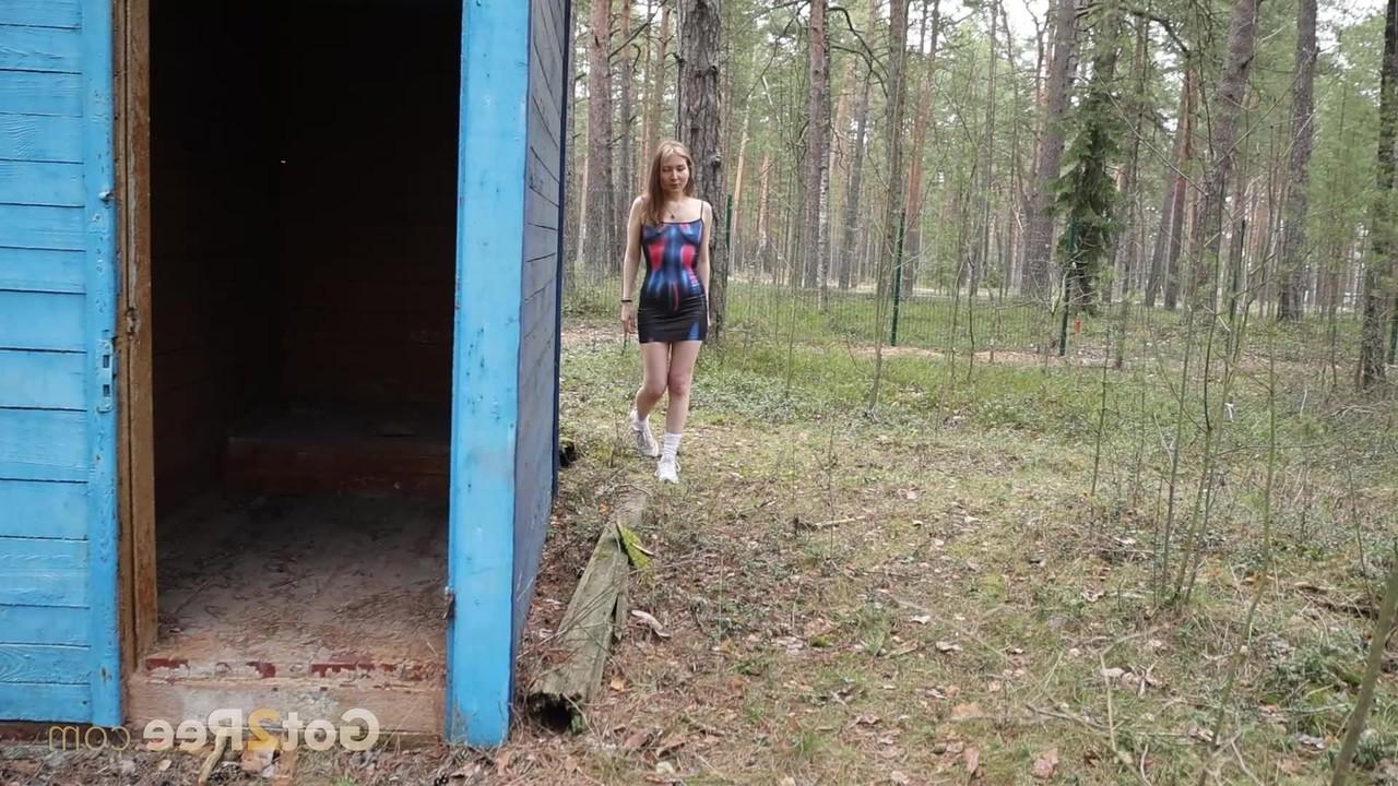 15P Era, une fille solo, pisse bien méritée à la porte d'une cabane chauffée