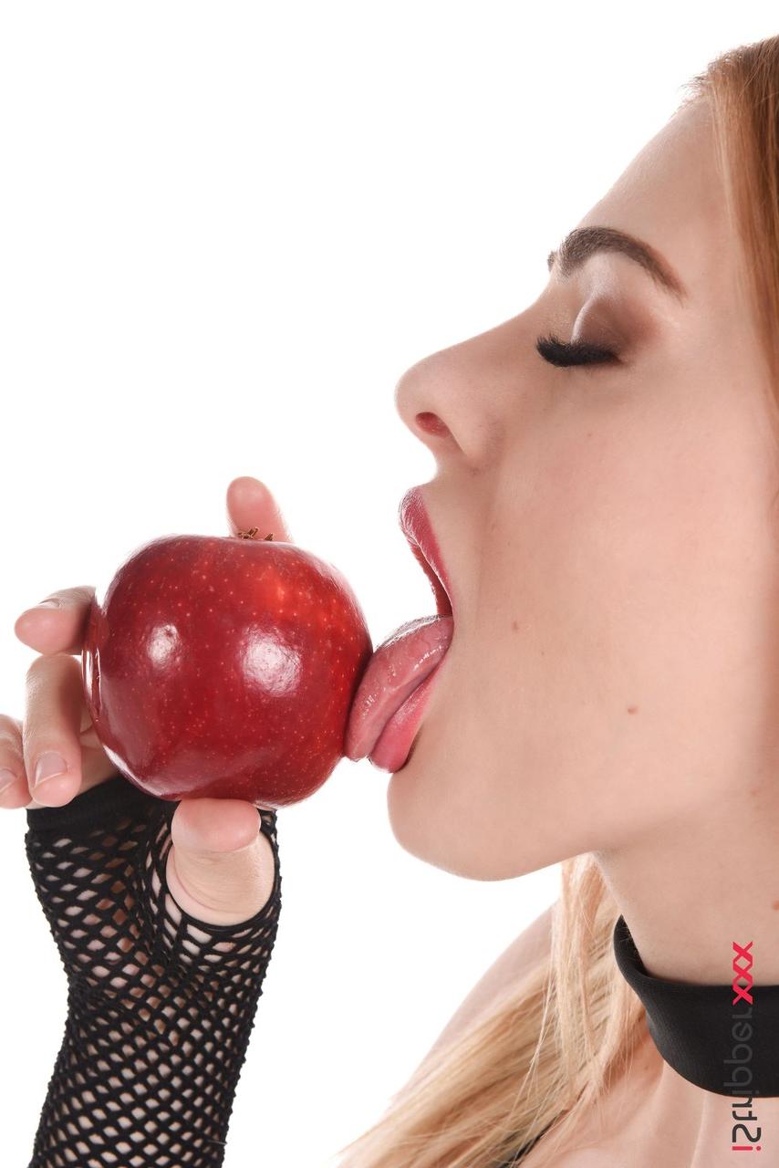 15P La superbe rousse Mina Von D se masturbe lors d'une performance solo