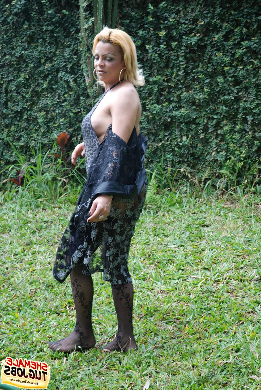 20P Adma, transexuelle mature, pose dans sa lingerie sexy et se masturbe sur le terrain de jeu.