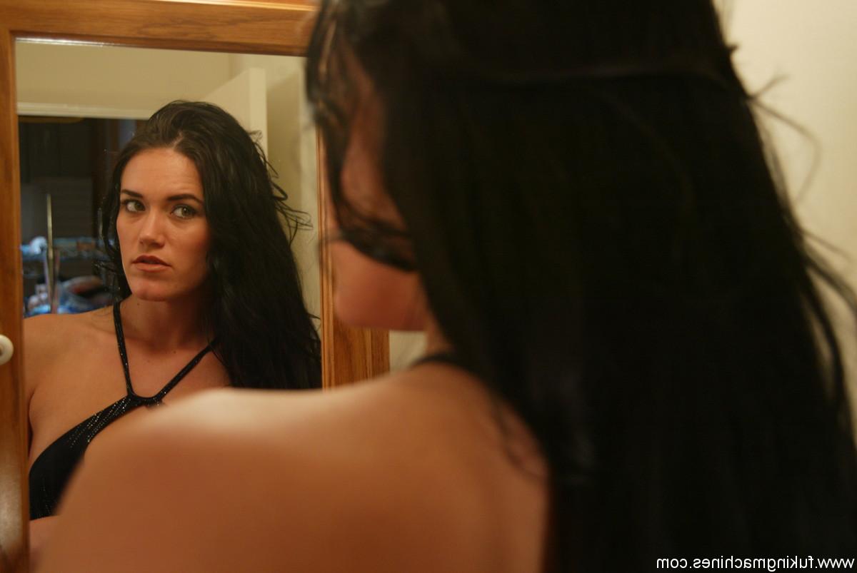 15P La brune sexy Faith essaie son nouveau gode machine devant le miroir.