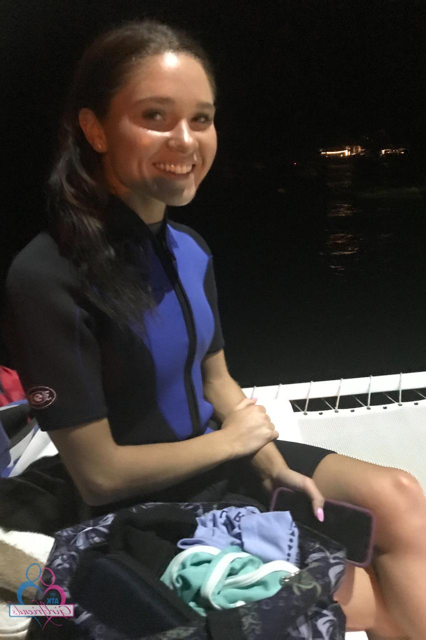 20P A adorável adolescente Zoe Bloom exibe seus peitos minúsculos e sua bunda gostosa nas férias