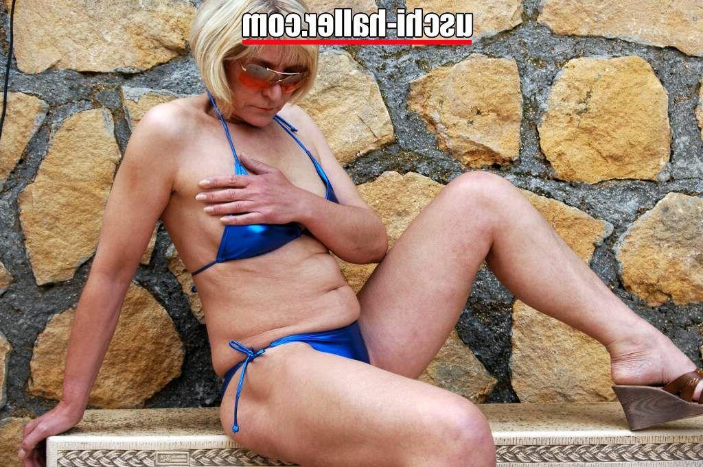 16P A loira mais velha, Uschi Haller, tira o biquíni antes de esfregar a vagina