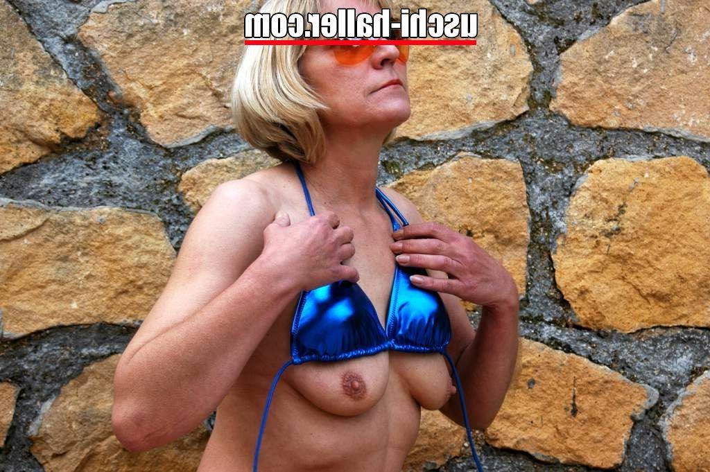 16P A loira mais velha, Uschi Haller, tira o biquíni antes de esfregar a vagina