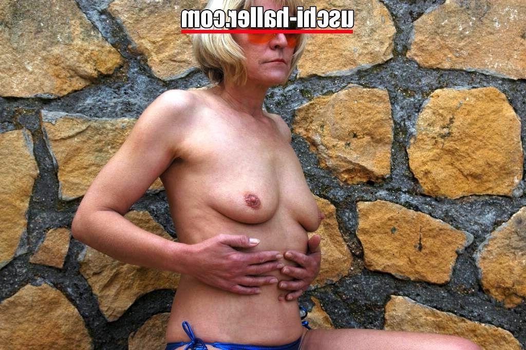 16P A loira mais velha, Uschi Haller, tira o biquíni antes de esfregar a vagina