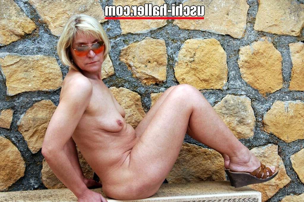 16P A loira mais velha, Uschi Haller, tira o biquíni antes de esfregar a vagina