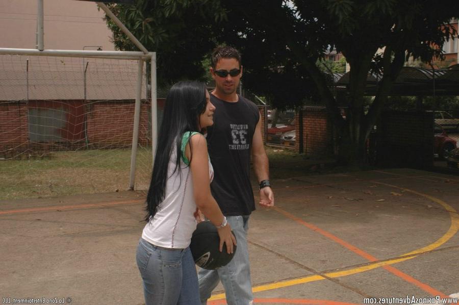 15P A garota de cabelos escuros Isabella faz sexo com um garoto depois de jogar basquete
