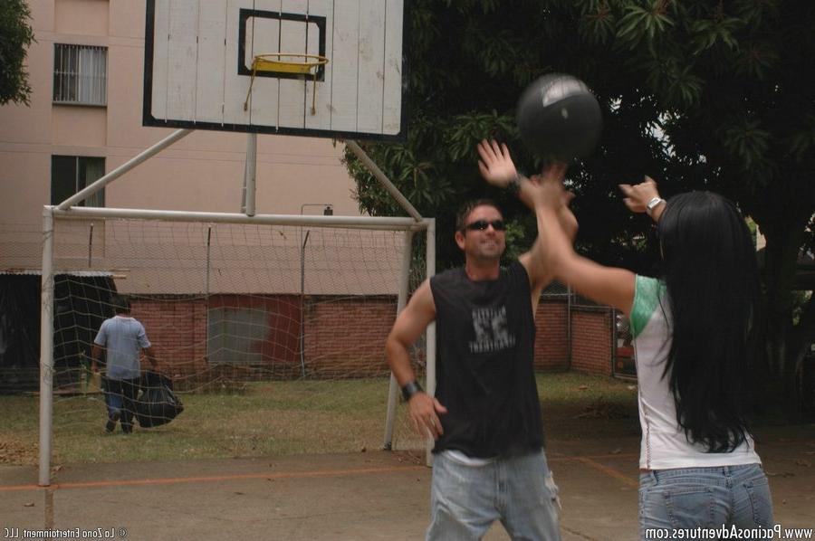 15P A garota de cabelos escuros Isabella faz sexo com um garoto depois de jogar basquete