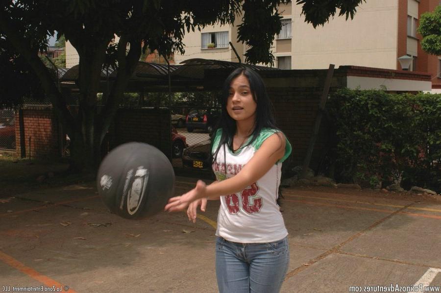 15P A garota de cabelos escuros Isabella faz sexo com um garoto depois de jogar basquete