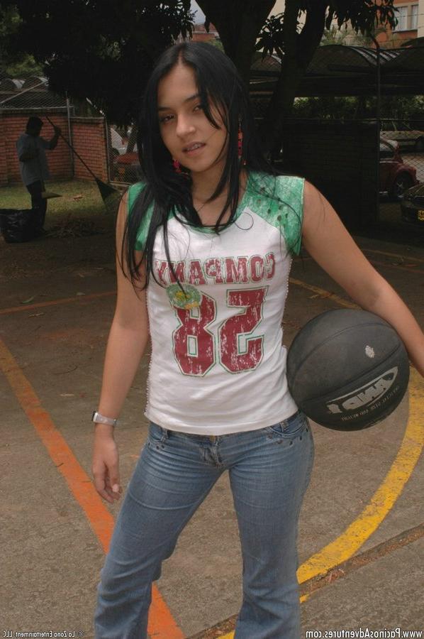 15P A garota de cabelos escuros Isabella faz sexo com um garoto depois de jogar basquete