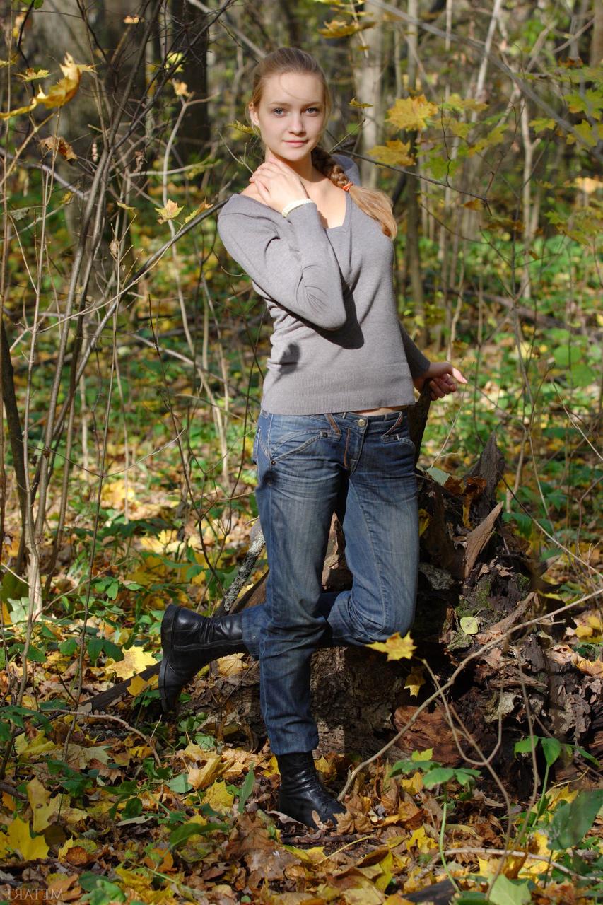 20P La guapa joven irina a expone sus increíbles tetas grandes y posa desnuda en el bosque