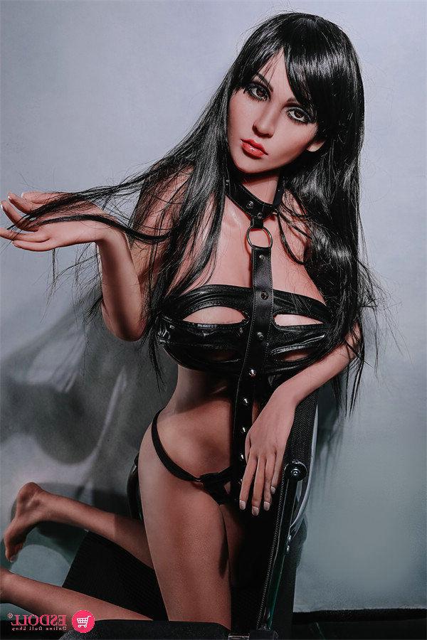 14P Amirah, poupée sexuelle transexuelle, montre ses gros seins et son cul en posant dans sa lingerie.
