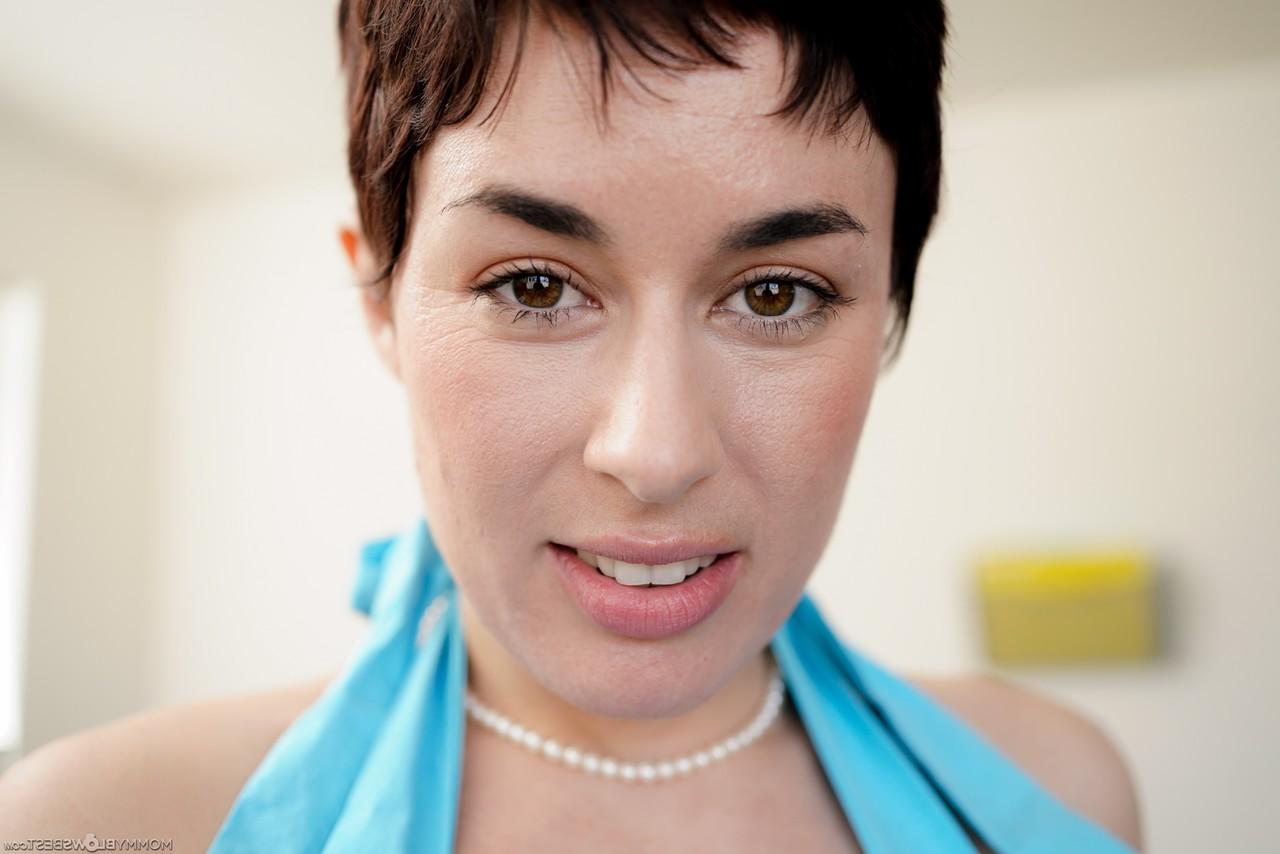 20P Short-haired cougar Olive Glass giving a blowjob and titjob at the office