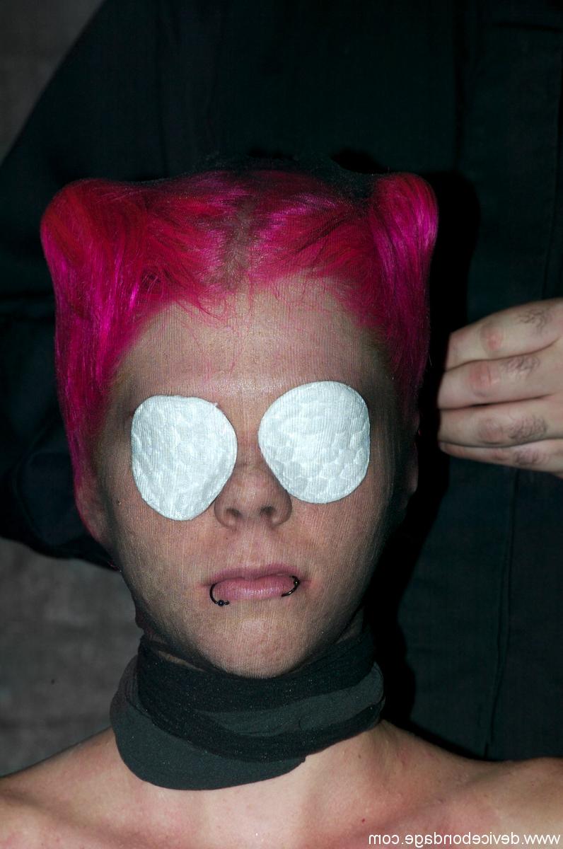 20P La emo de pelo rosa Sasha Grey es encadenada a una silla y atormentada