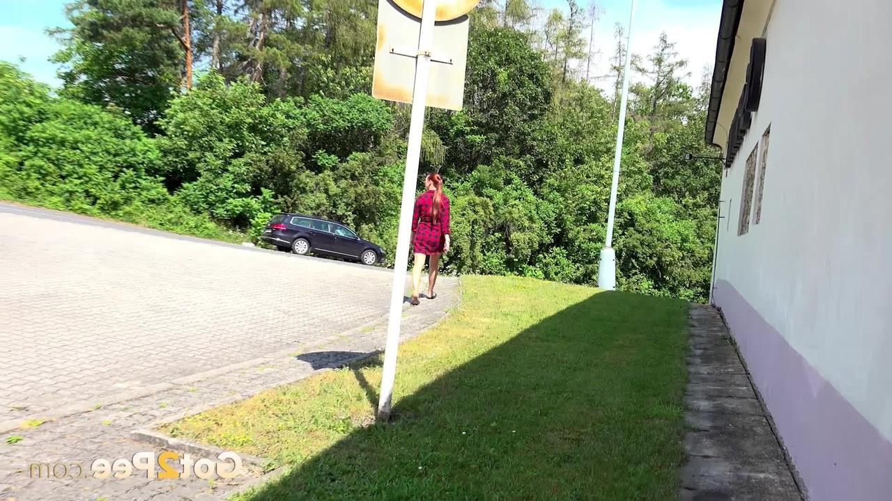 15P Das kaukasische Mädchen Morgan pisst dringend an einem öffentlichen Ort