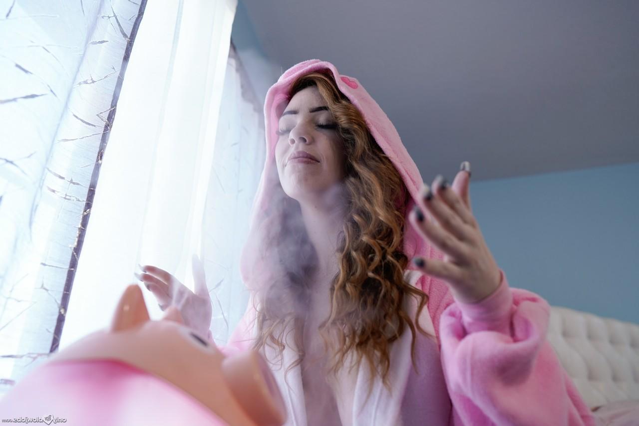 20P Teenie mit großen Titten Nala Brooks zieht ihren Strampler aus und bläst einen harten Penis