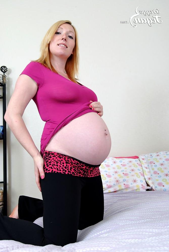 12P Rubia embarazada descubre sus pechos hinchados y su enorme barriga en una cama