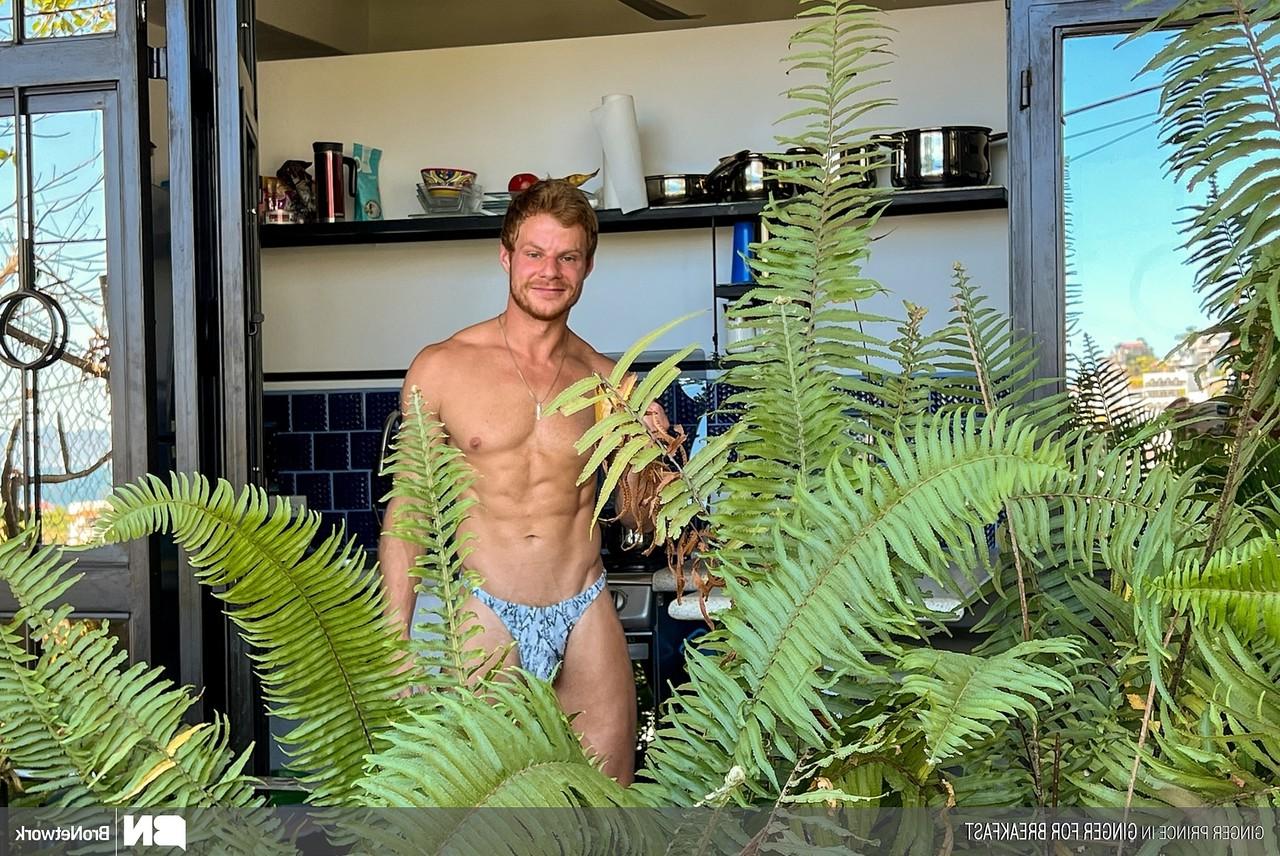 20P El pelirrojo gay amateur Ginger Prince muestra sus abdominales antes de follar en POV
