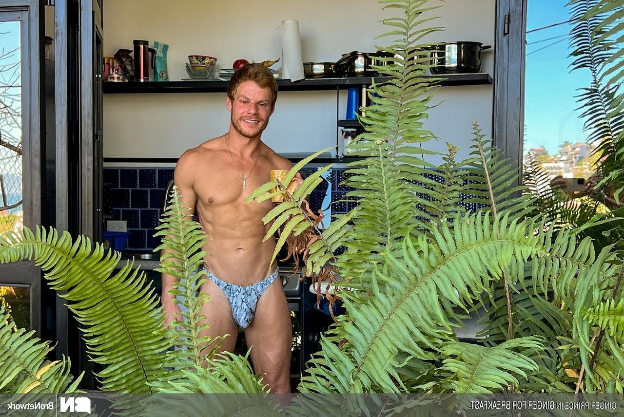 20P El pelirrojo gay amateur Ginger Prince muestra sus abdominales antes de follar en POV