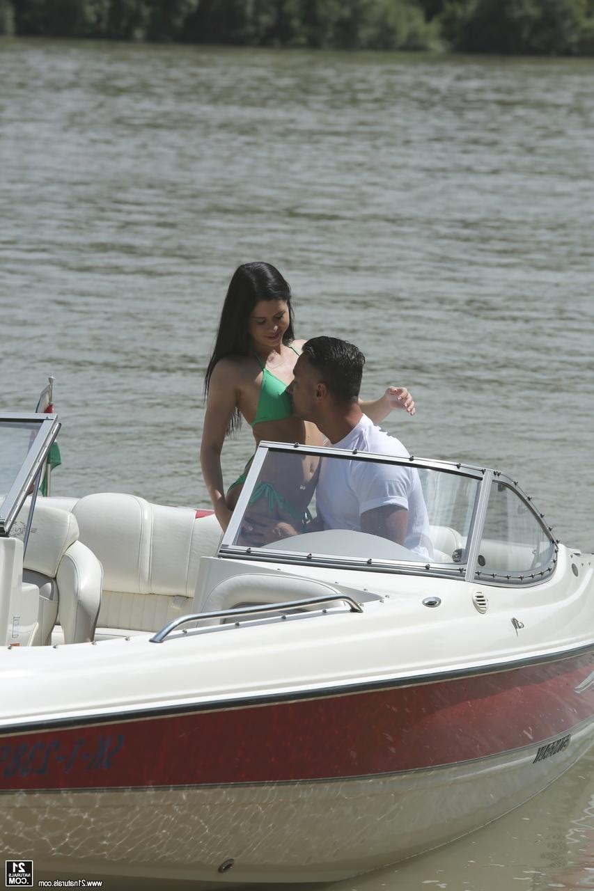 20P A la chica de pelo negro Cassie Right le rompen el culo en un pequeño barco