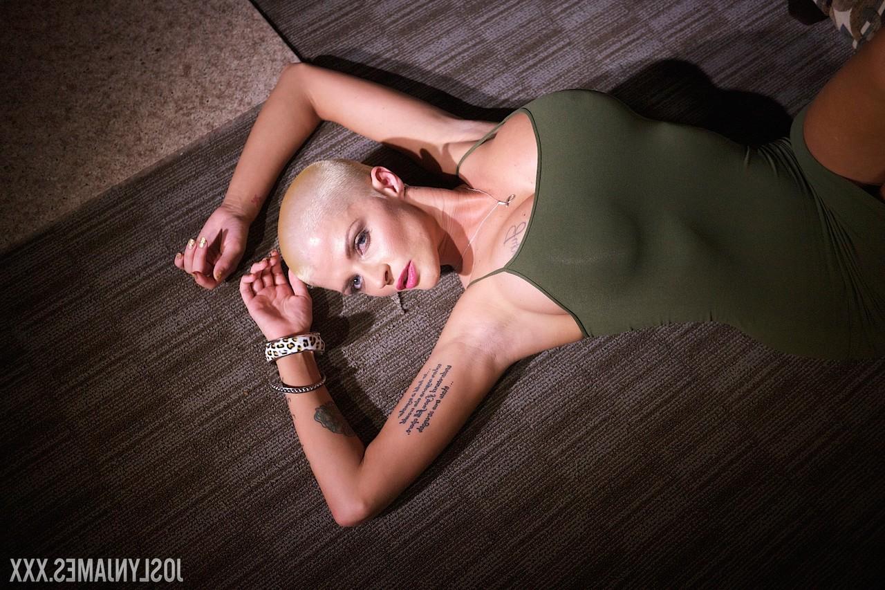 20P A curvilínea pornstar madura Joslyn James posa em um vestido justo e salto alto