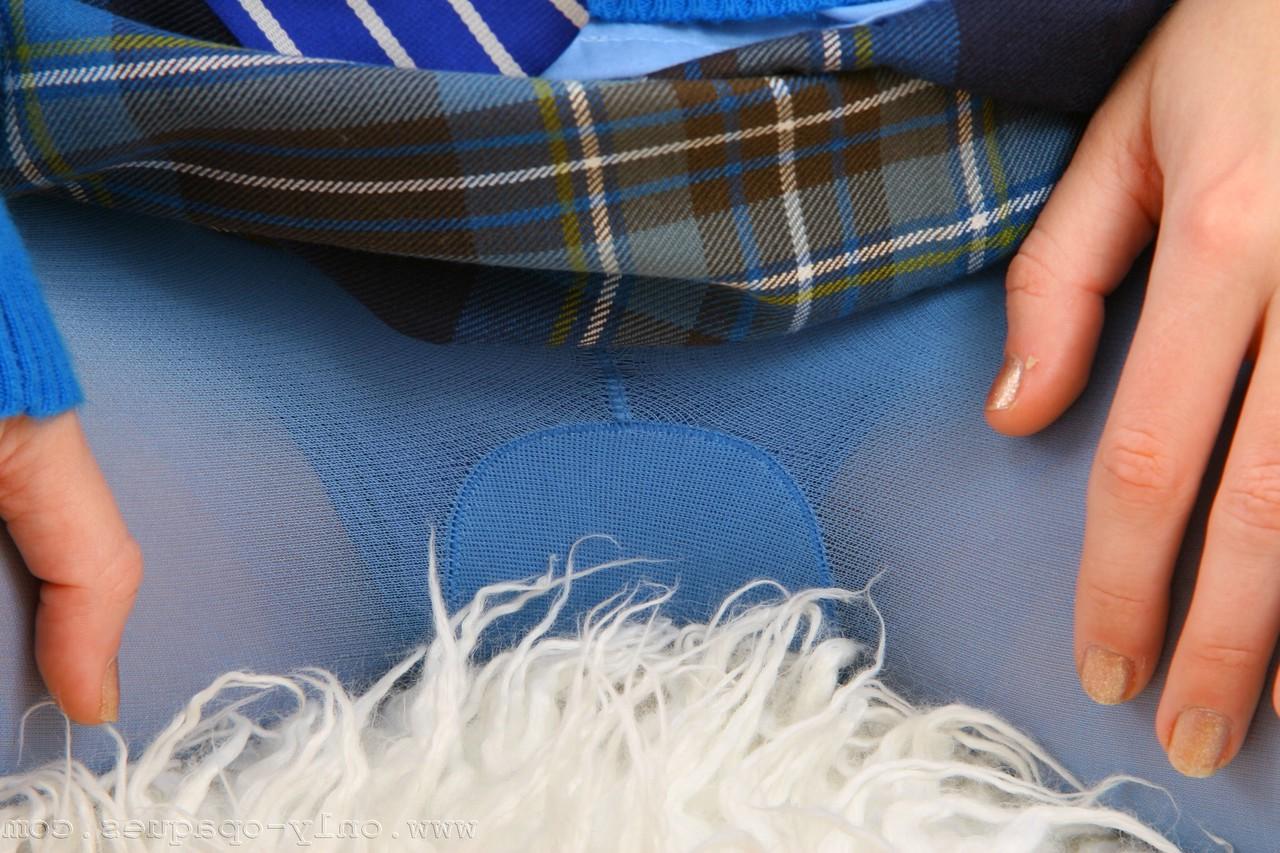 20P A adolescente Tindra tira seu uniforme azul e expõe peitos grandes em seu quarto