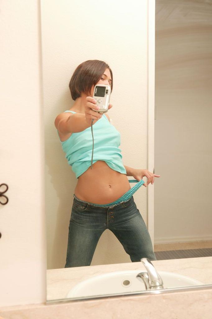 20P Die Amateur-Freundin Roxie West zieht ihre Jeans aus und reitet einen großen Schwanz