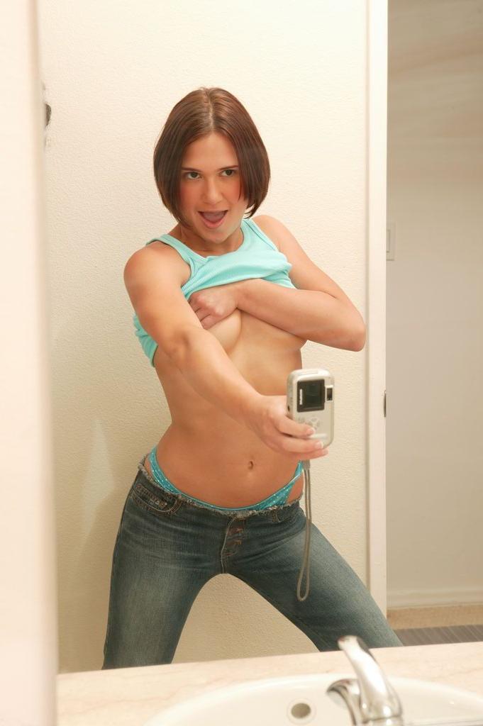 20P Die Amateur-Freundin Roxie West zieht ihre Jeans aus und reitet einen großen Schwanz