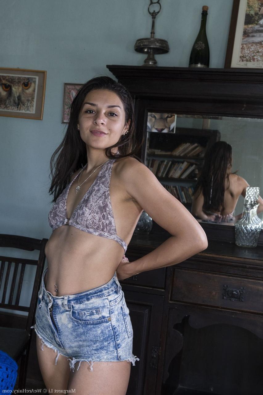 20P La sexy amateur Margaret Li hace alarde de sus pequeños pechos y abre su coño peludo
