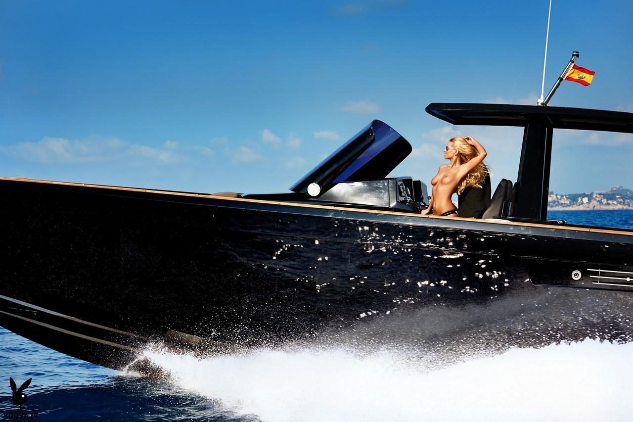 16P La blonde allemande Sina Bachor s'offre une séance de strip-tease sur le yacht.