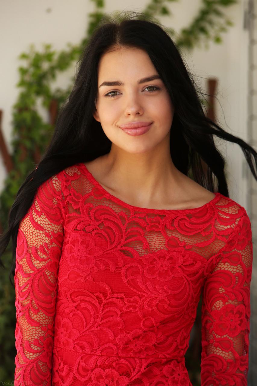 20P Die schwarzhaarige Teenagerin mit den heißen Lippen Venice Lei zieht ihr Spitzenkleid aus und posiert nackt
