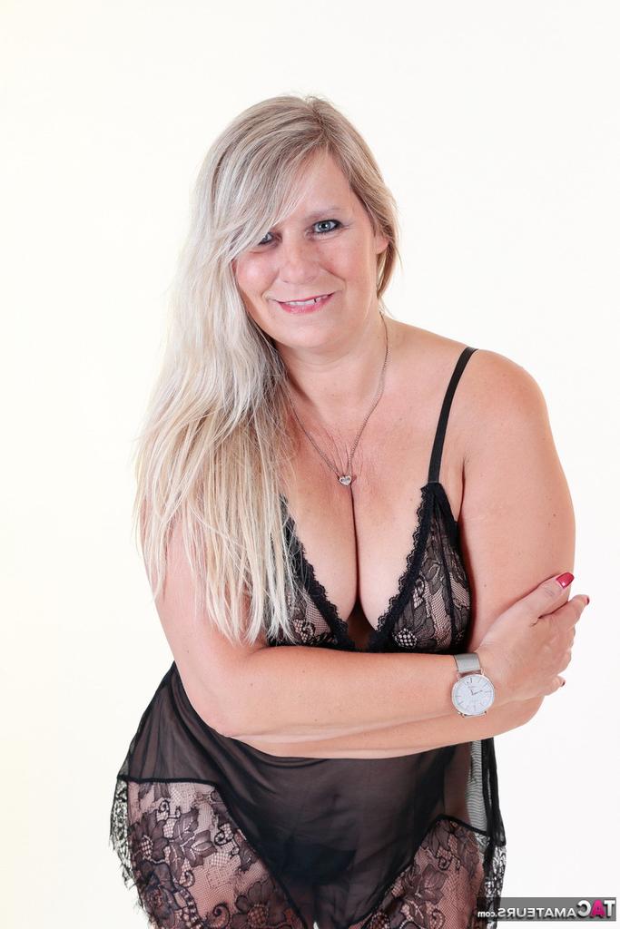 20P Mulher madura e grossa, Sweet Susi, tira os seios da lingerie para brincar com os mamilos