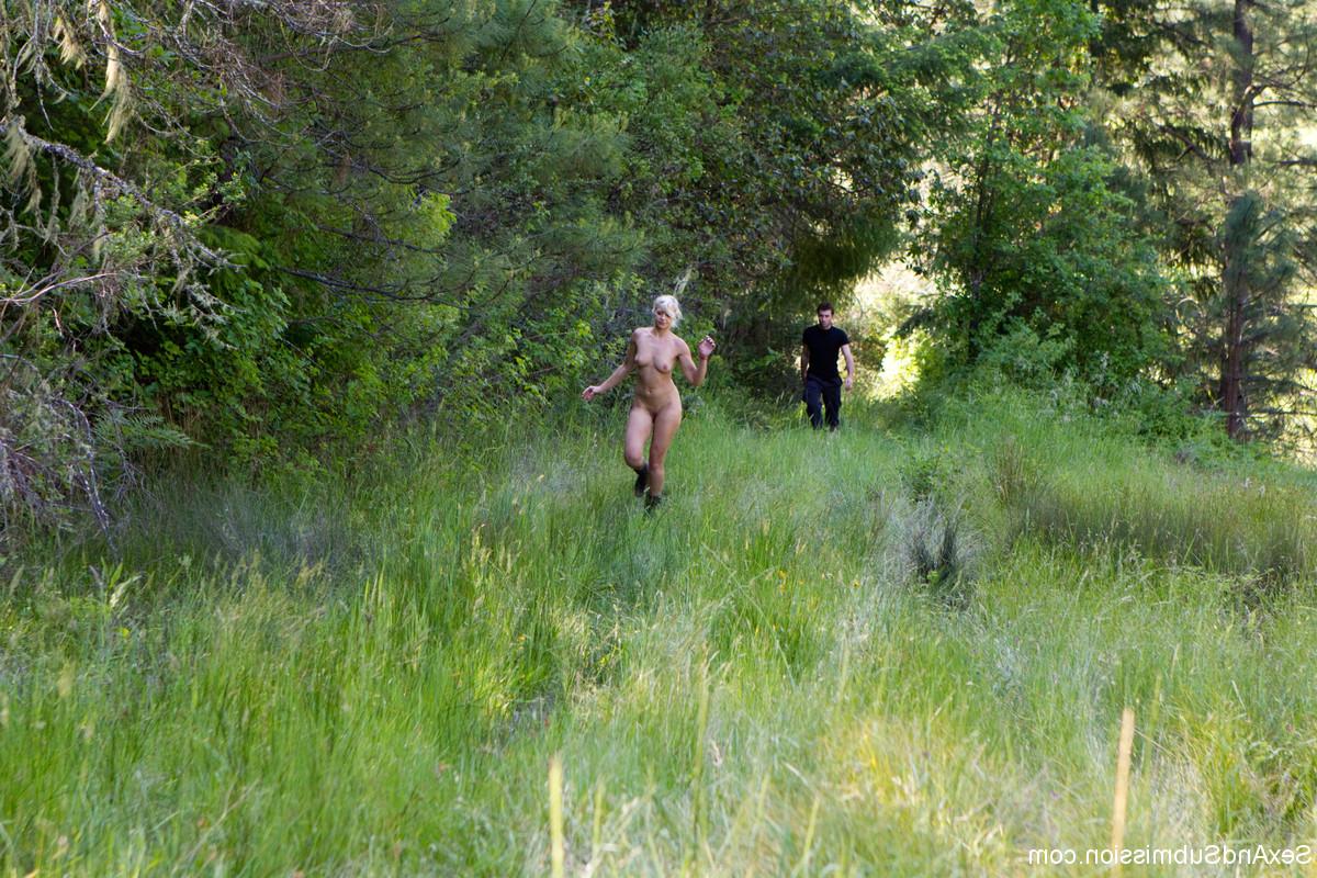 20P Garotas loiras perdidas na floresta são atraídas para um trio BDSM por um estranho