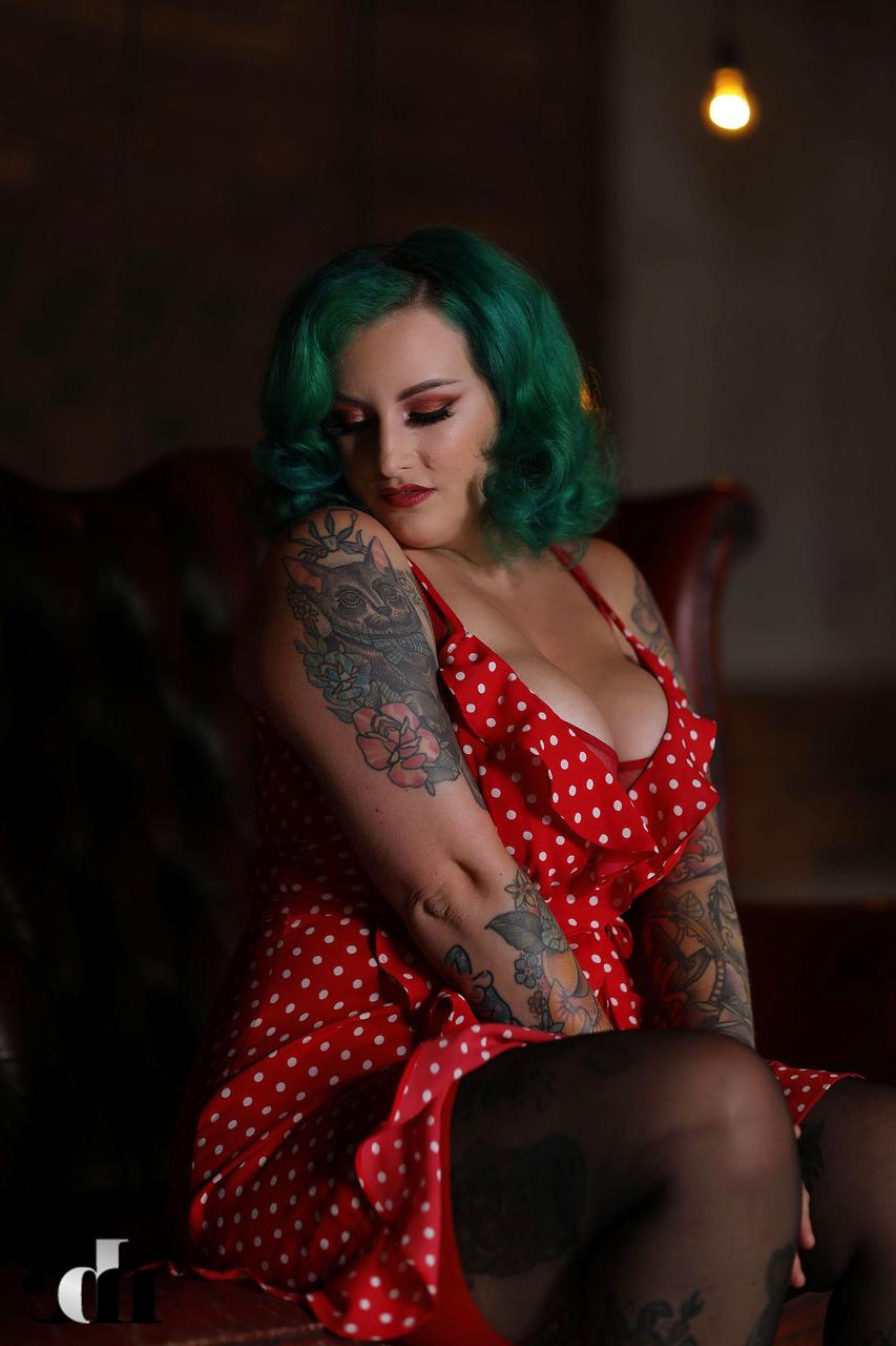 20P A gordinha de cabelos verdes Galda Lou revela seus melões e posa em lingerie