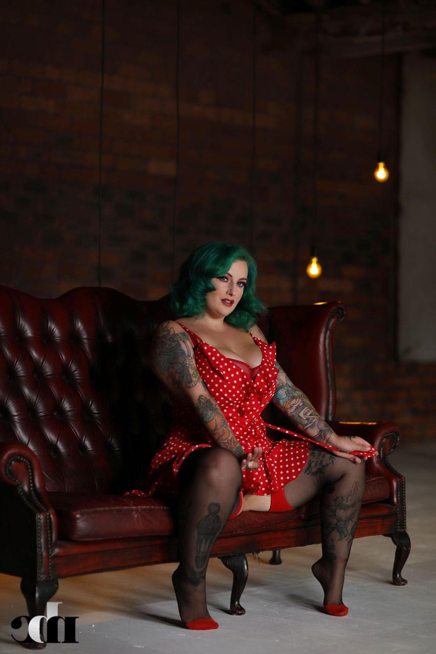 20P A gordinha de cabelos verdes Galda Lou revela seus melões e posa em lingerie