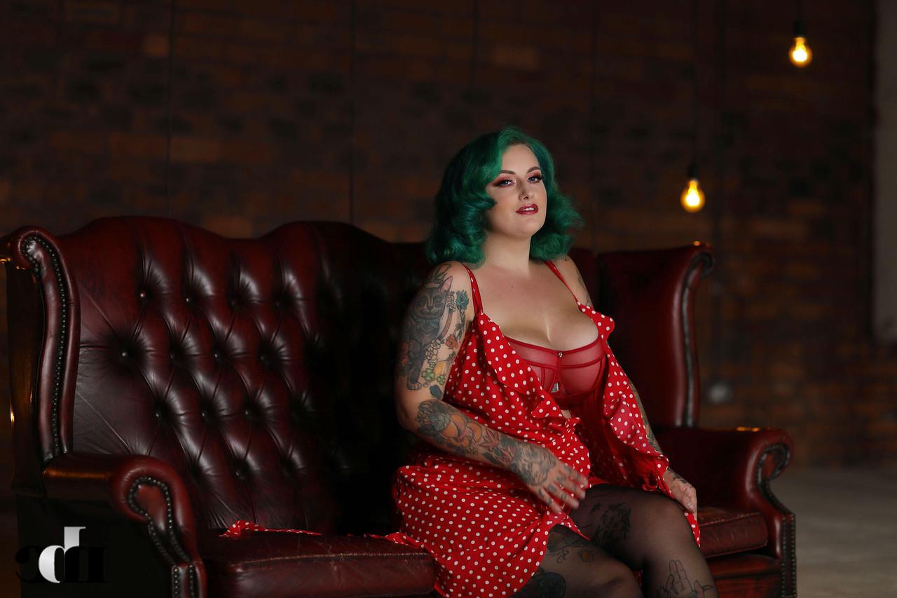 20P A gordinha de cabelos verdes Galda Lou revela seus melões e posa em lingerie