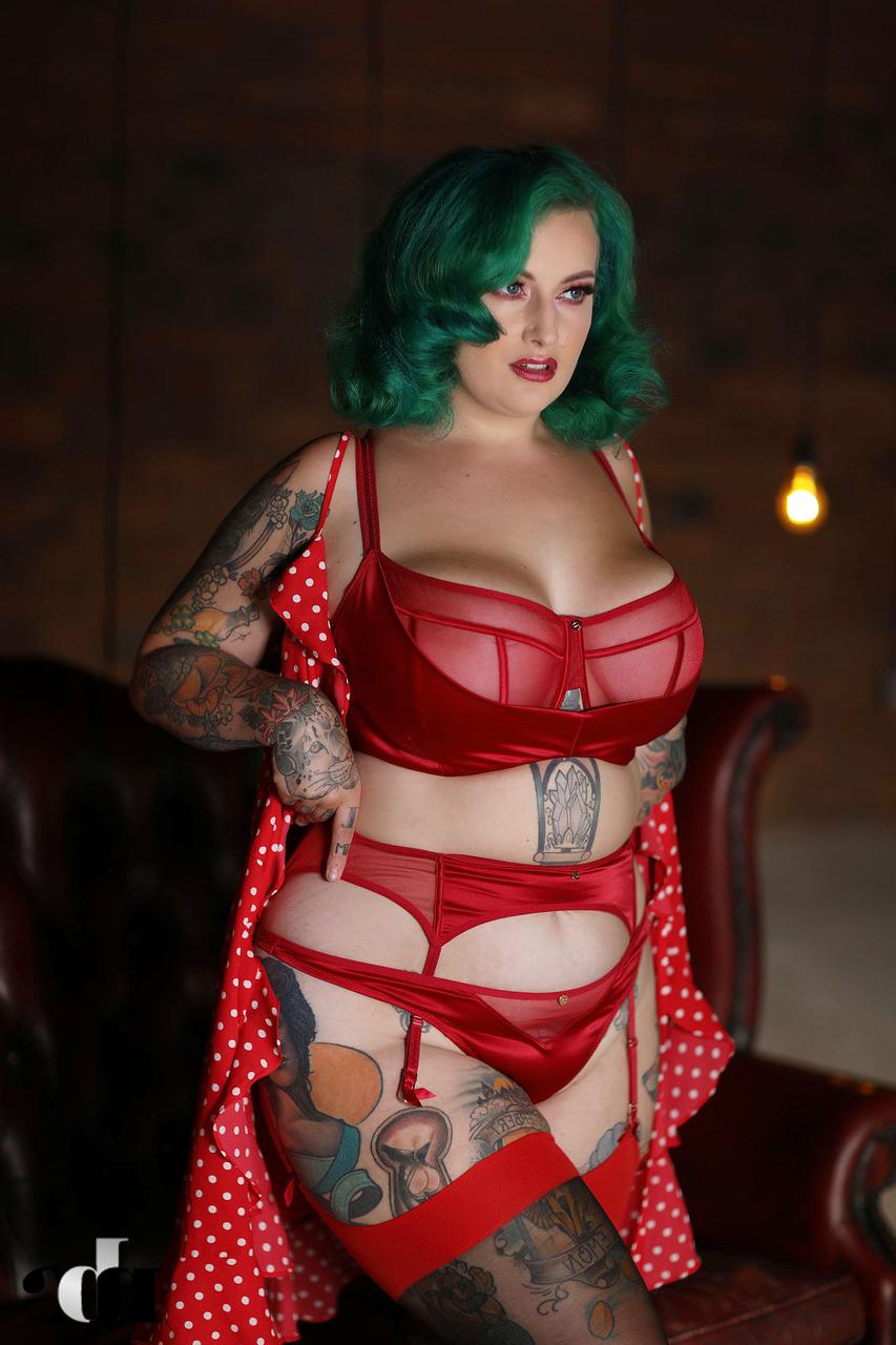 20P A gordinha de cabelos verdes Galda Lou revela seus melões e posa em lingerie