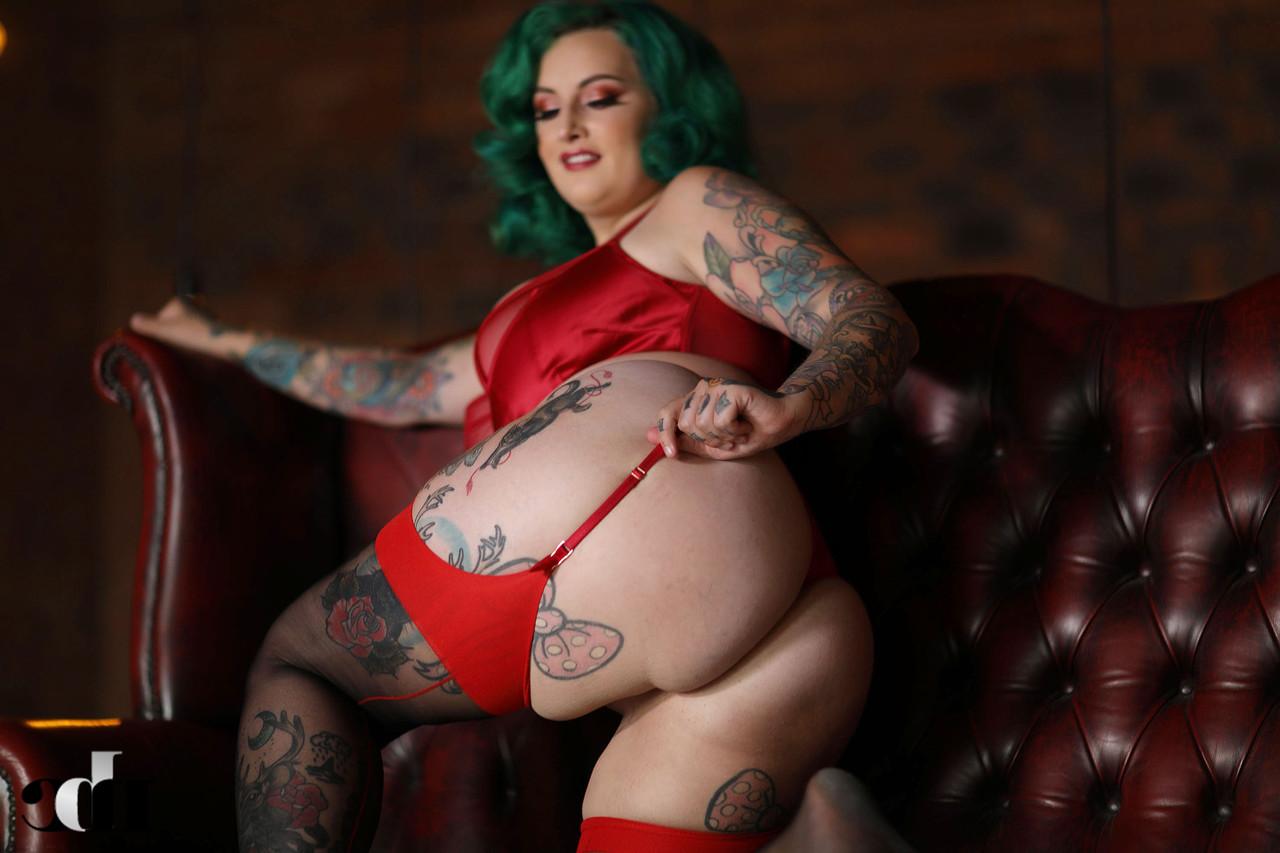 20P A gordinha de cabelos verdes Galda Lou revela seus melões e posa em lingerie